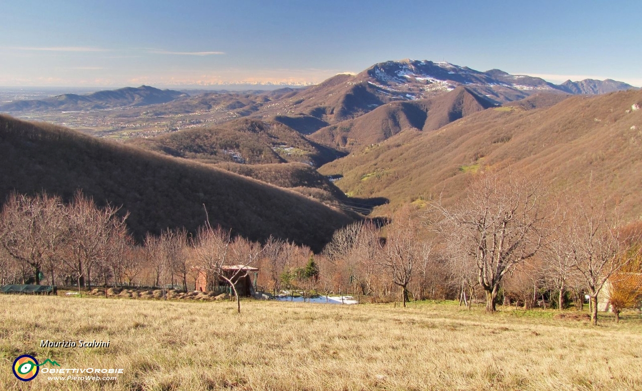 20 Al Monte. Panorama ovest, sulla Valle del Giongo....JPG